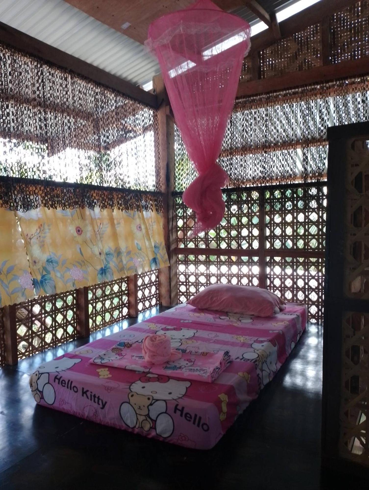 Lhoyjean Garden Hostel Batuan Bilik gambar